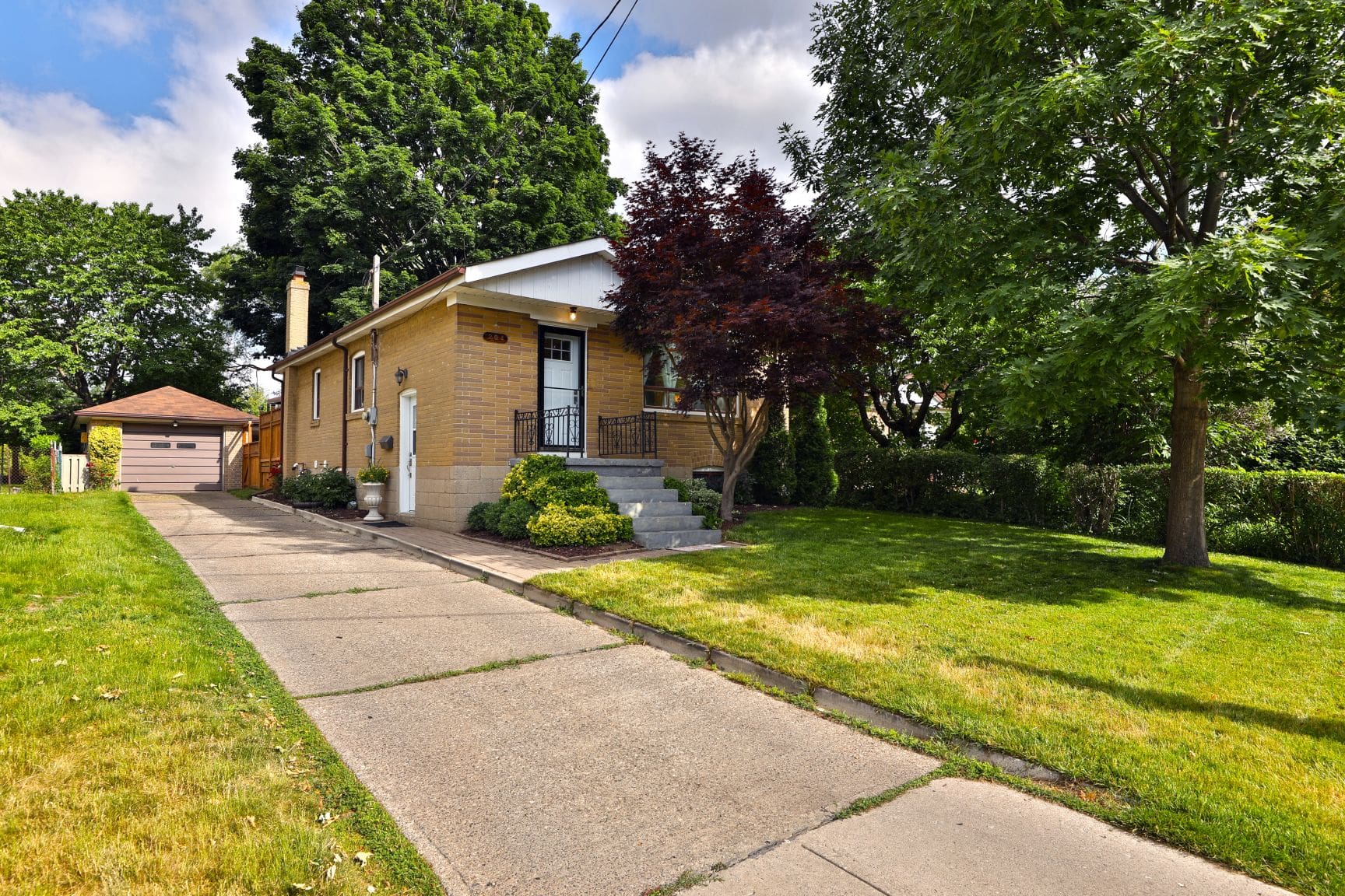 204 Queen St West